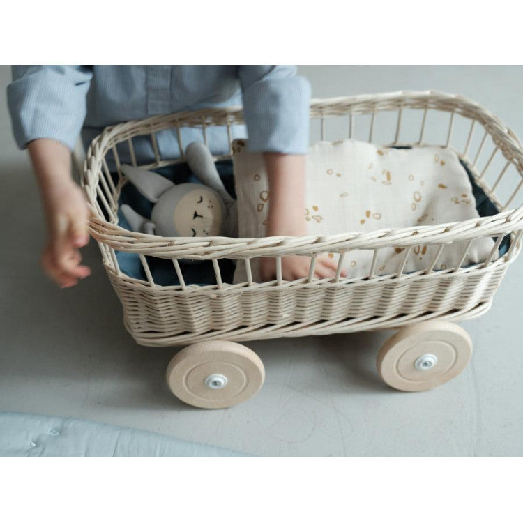 Chariot en osier pour poupées