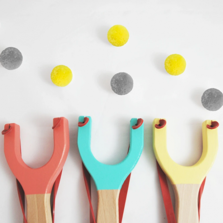 Catapulte en bois et 2 boules pompons