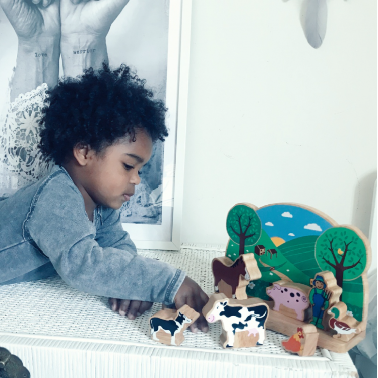 Décor de ferme et 9 figurines en bois